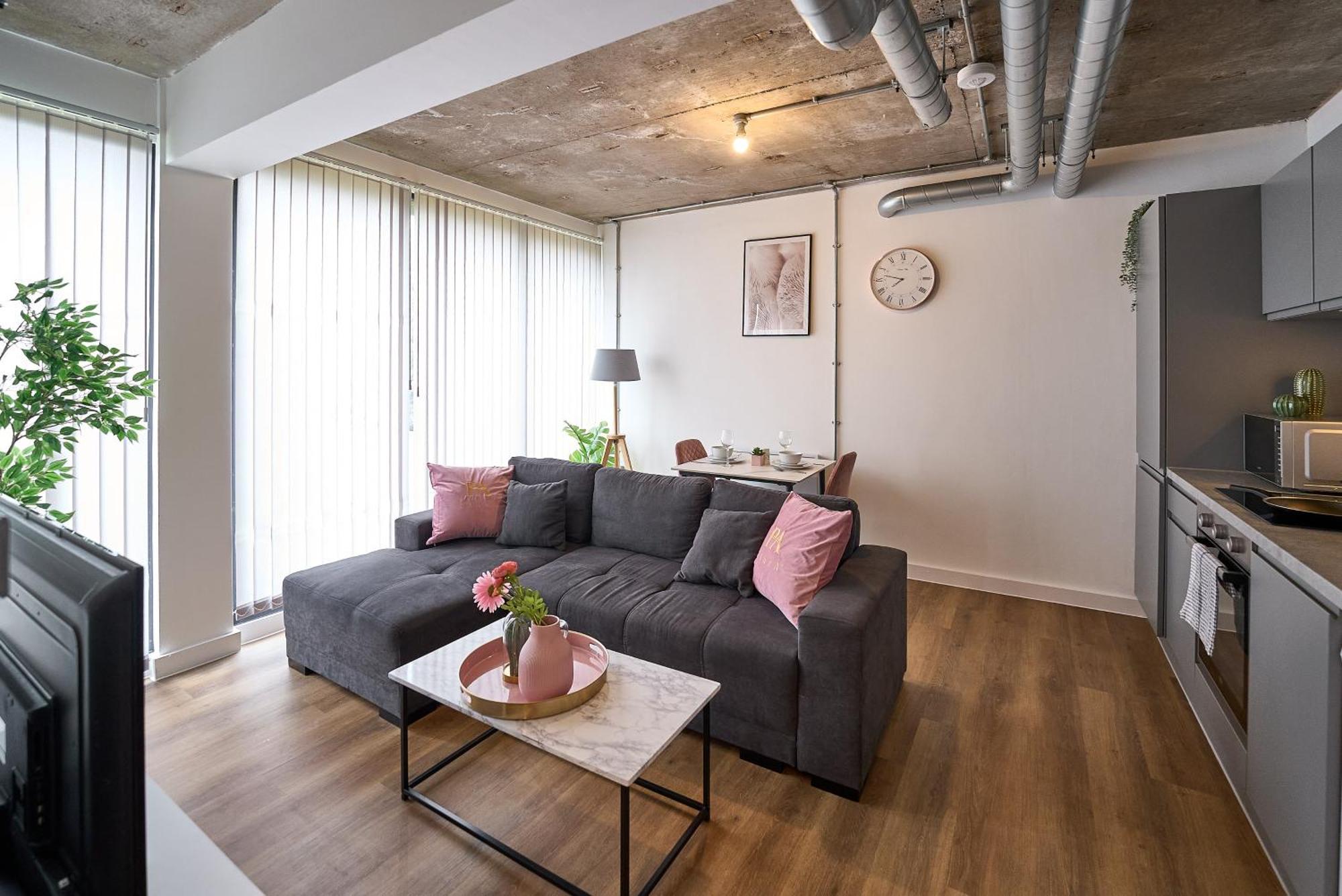 The Hideaway - Pluxa Rose Gray Apartment *