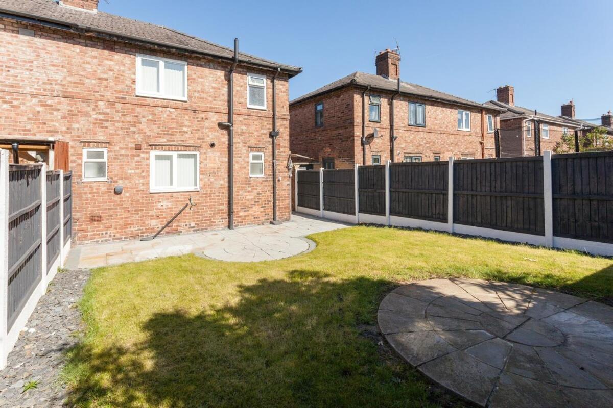 House, Free Parking & Wifi! * Warrington (Cheshire)