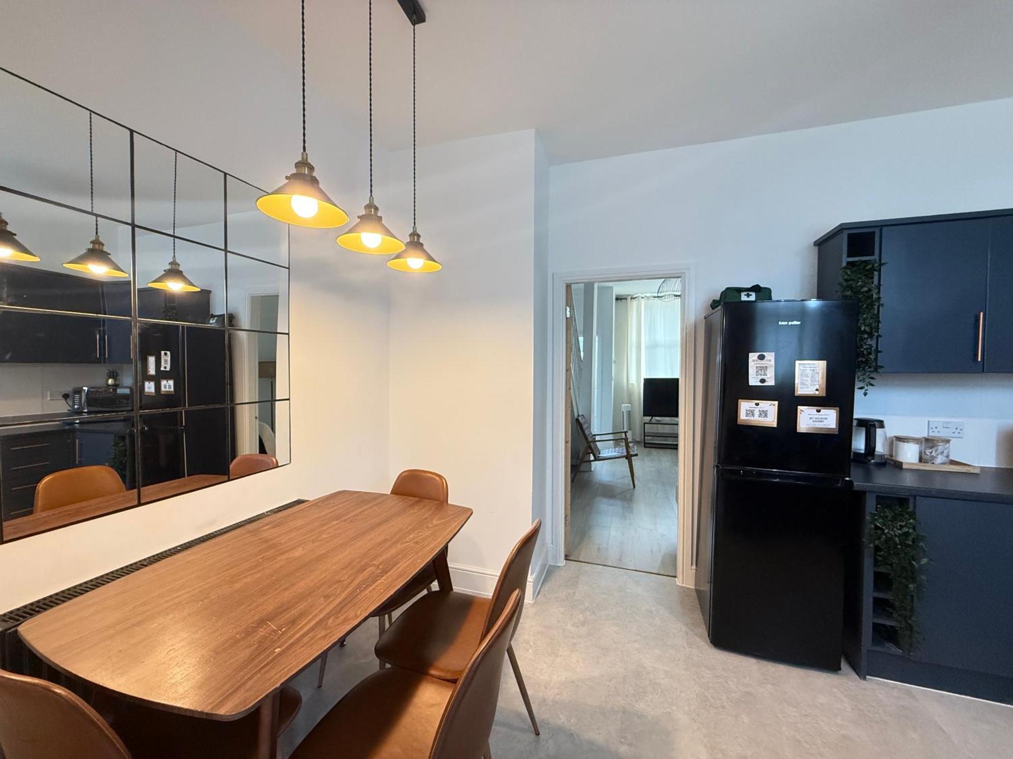 Bee - Pickmere House Holiday home *