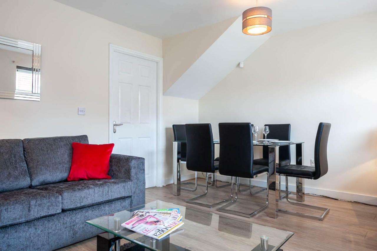 Holiday home 4 Bed Home, Driveway Parking Ideally Located In Latchford, - Executive St Marys House Warrington (Cheshire)