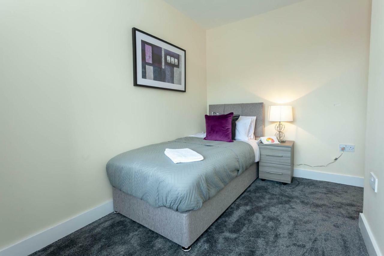 4 Bed Home, Driveway Parking Ideally Located In Latchford, - Executive St Marys House Holiday home *