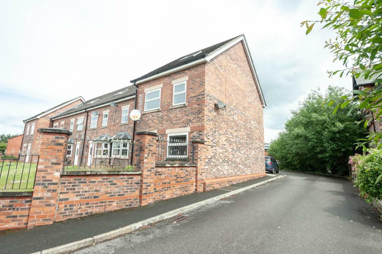 4 Bed Home, Driveway Parking Ideally Located In Latchford, - Executive St Marys House *